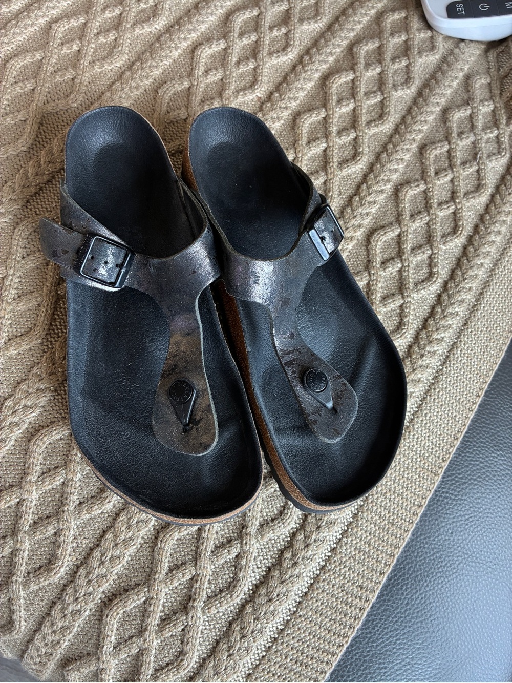 Birkenstock Gizeh leather Pewter and black metallic sandals.